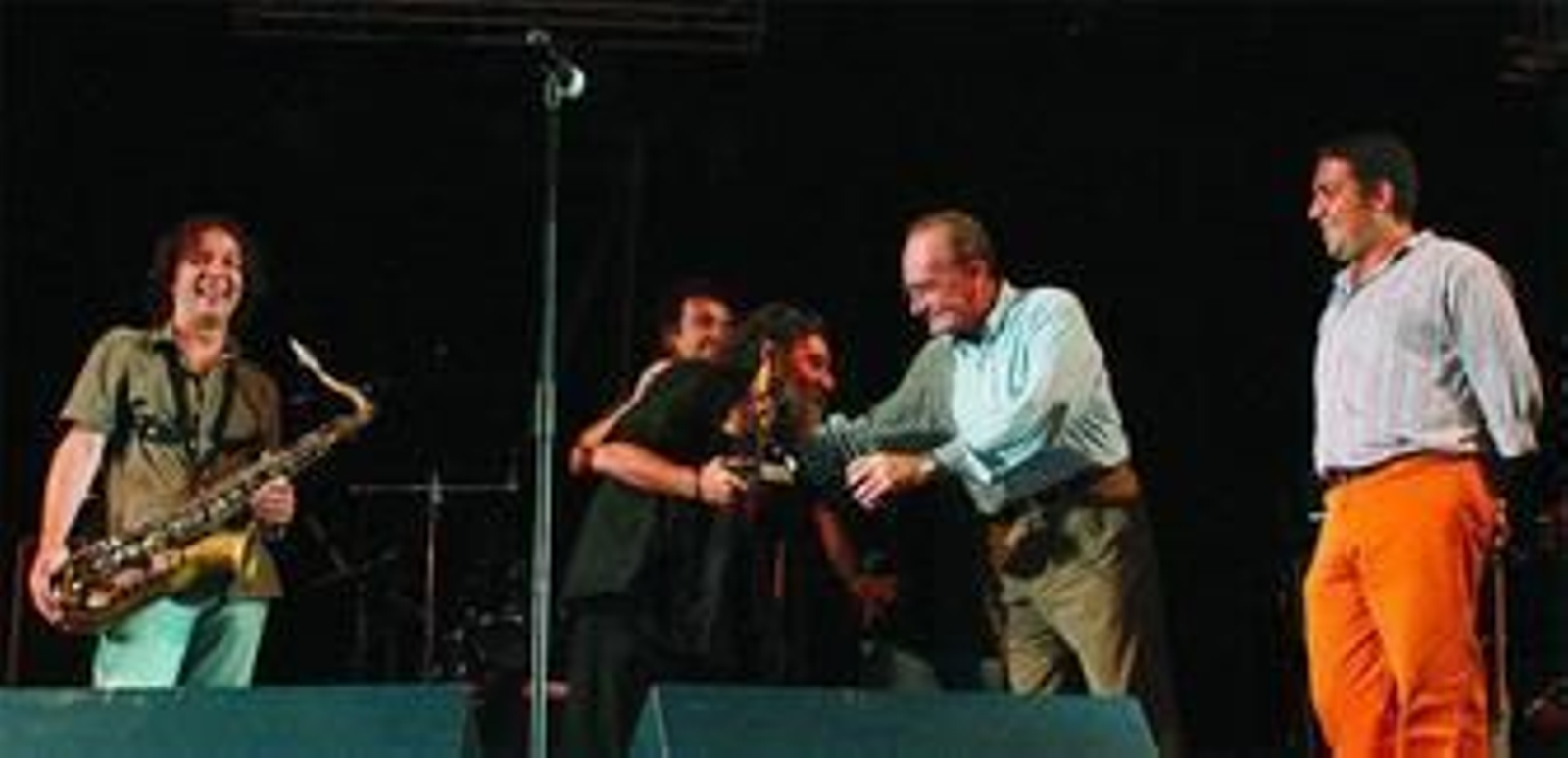 El alcalde entregó una placa en el homenaje a la mítica banda malagueña, que recogió Roberto.