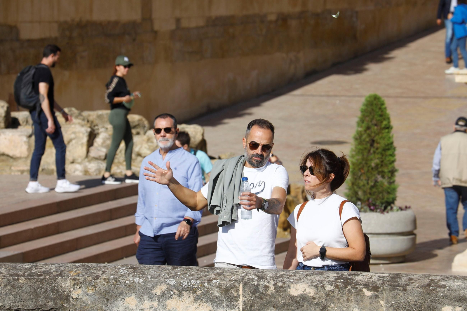 Las imágenes de Córdoba repleta de turistas en el Puente de los Santos
