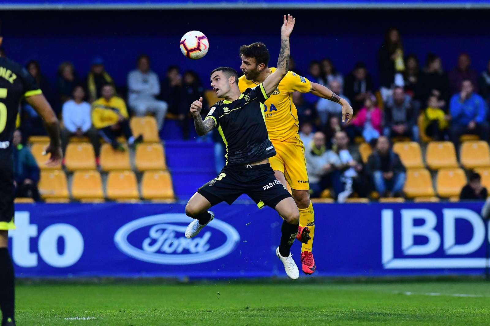 Álex Martínez cometió su segundo penalti de la temporada ante el Alcorcón tras ser empujado por Víctor Casadesús.