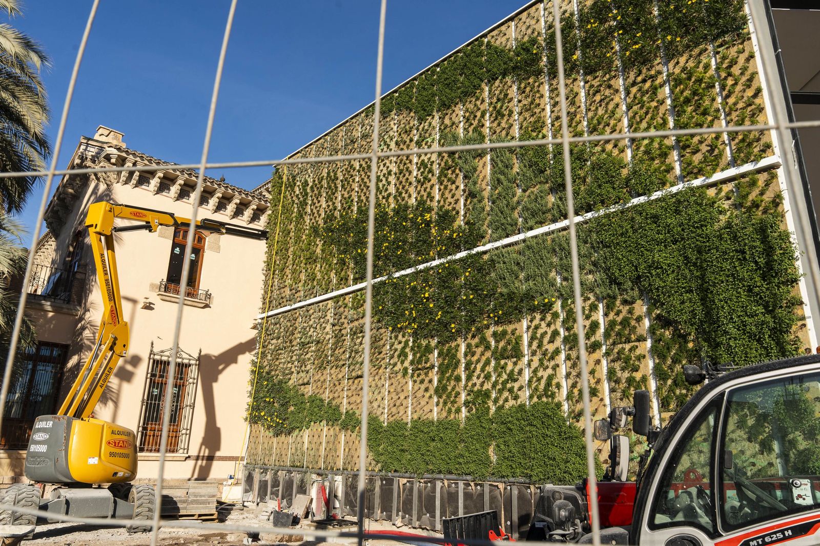 Fotogalería de las obras del Preventorio: el jardín vertical, protagonista de la rehabilitación