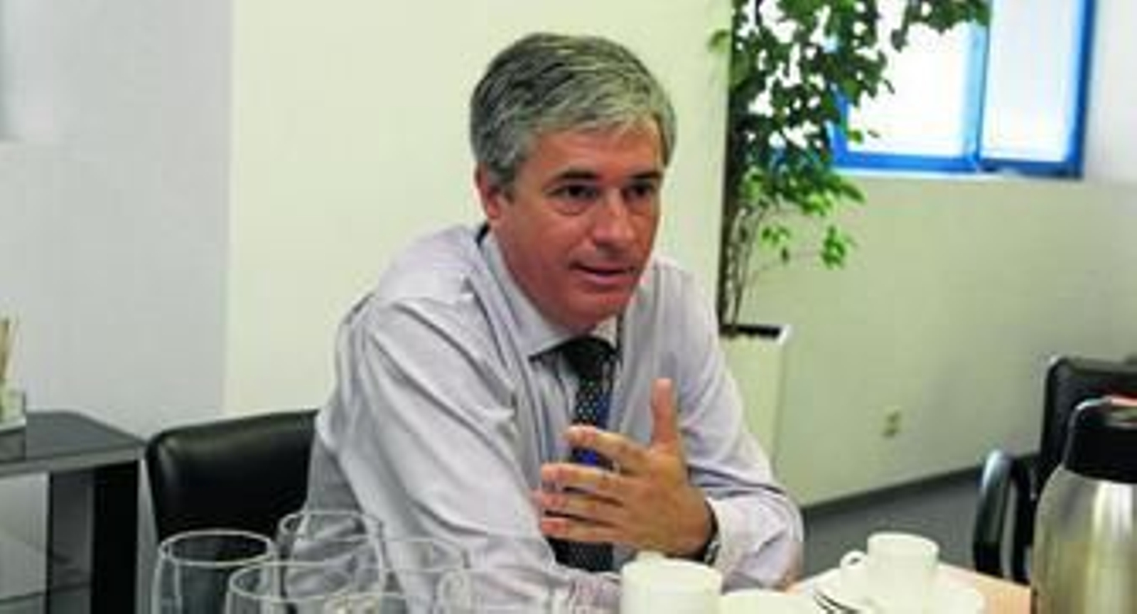 El segoviano Pablo Lázaro Melgar, en su despacho del aeropuerto de Almería, durante la entrevista.