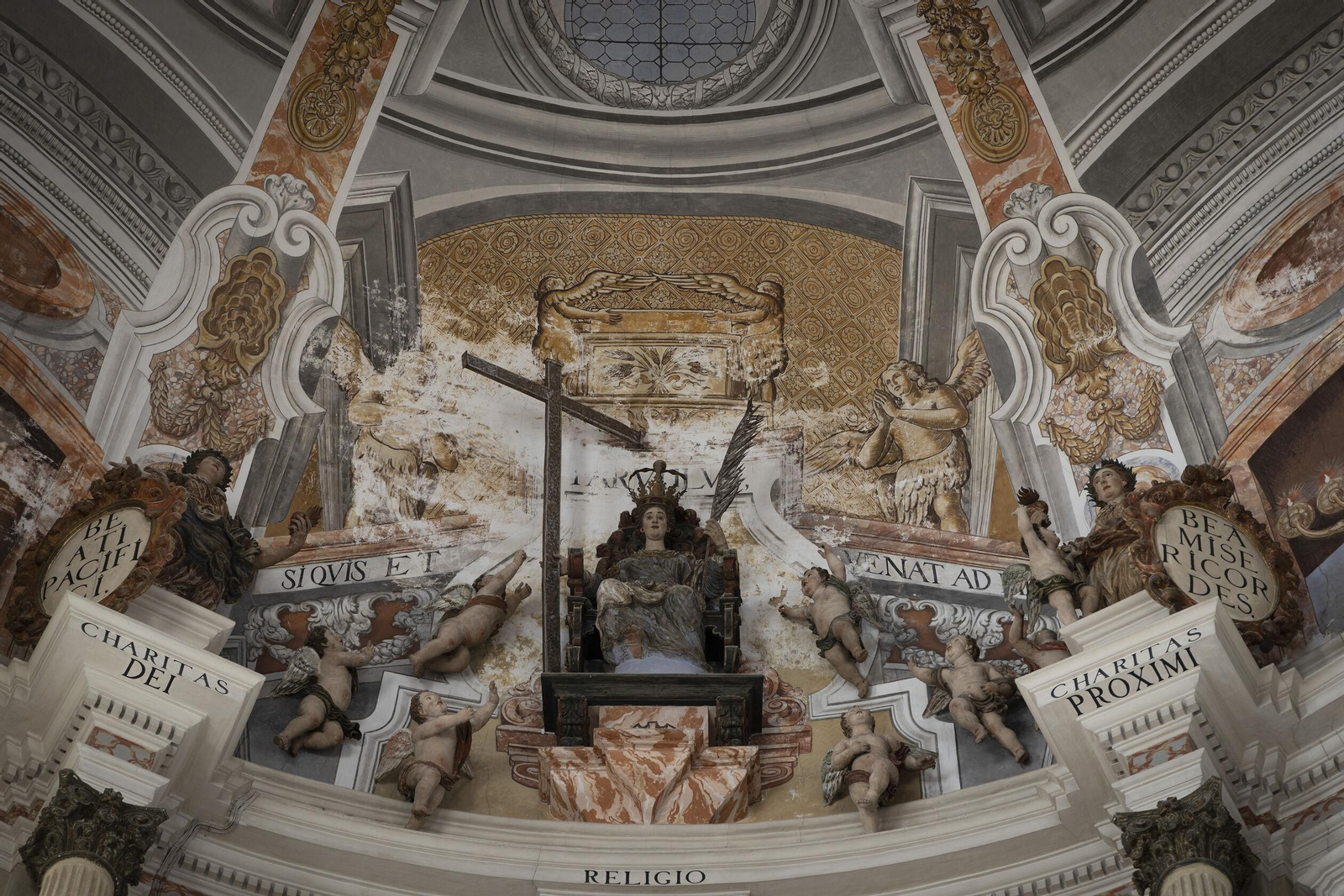 Pérdida de pintura por las filtraciones de agua de la cúpula.