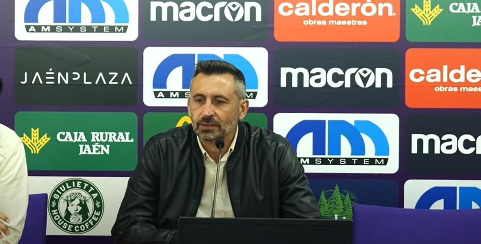 Manolo Herrero atiende a los medios de comunicación en la rueda de prensa tras la derrota frente al Atlético Malagueño