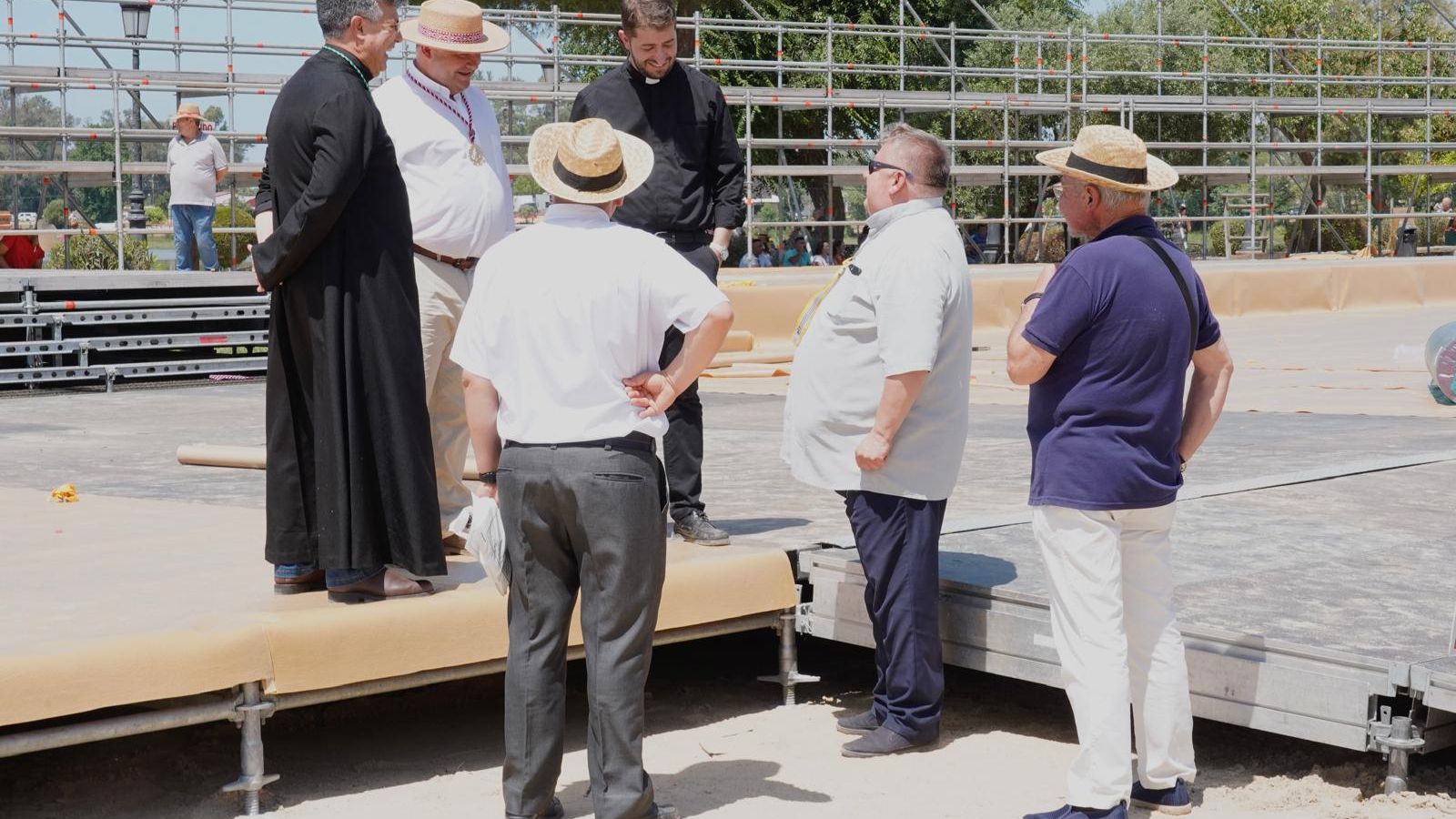 Sacerdotes sobre el escenario que se está instalando Sacerdotes sobre el escenario que se está instalando