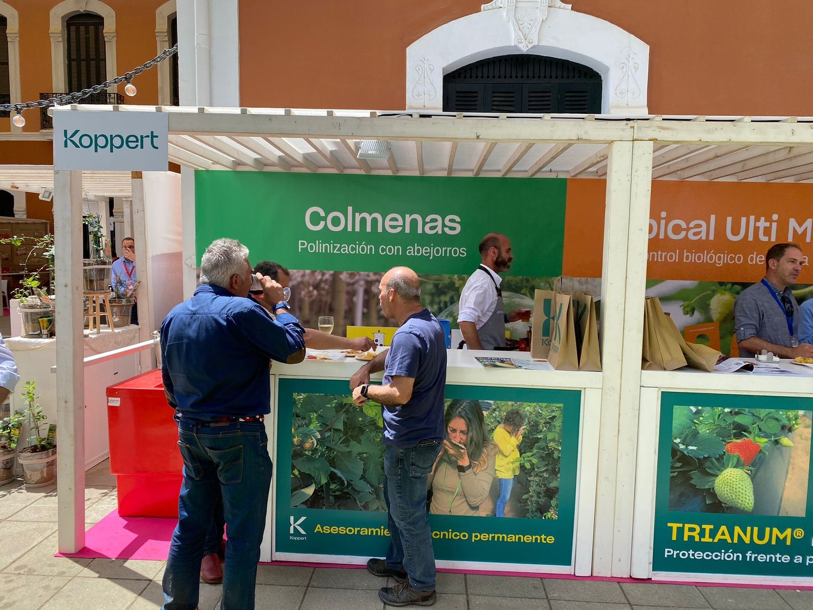 Más de medio centenar de empresas participan en el Congreso de Frutos Rojos