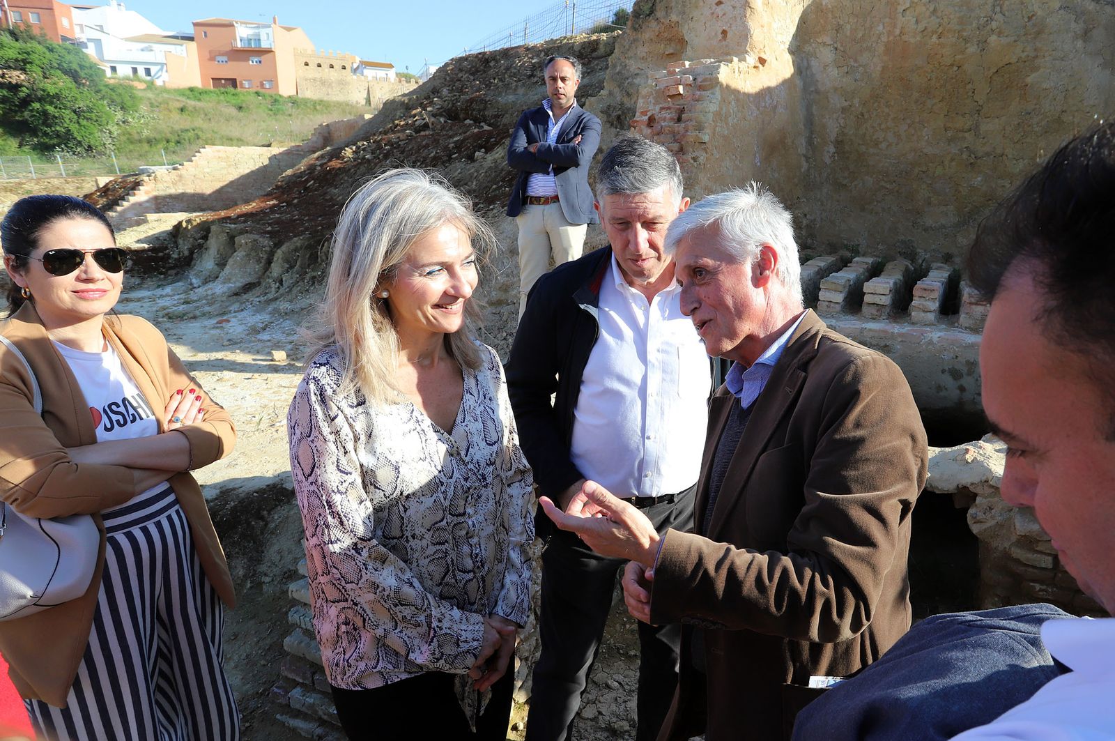 La consejera de Cultura y el alcalde de Palos junto a Juan Campos