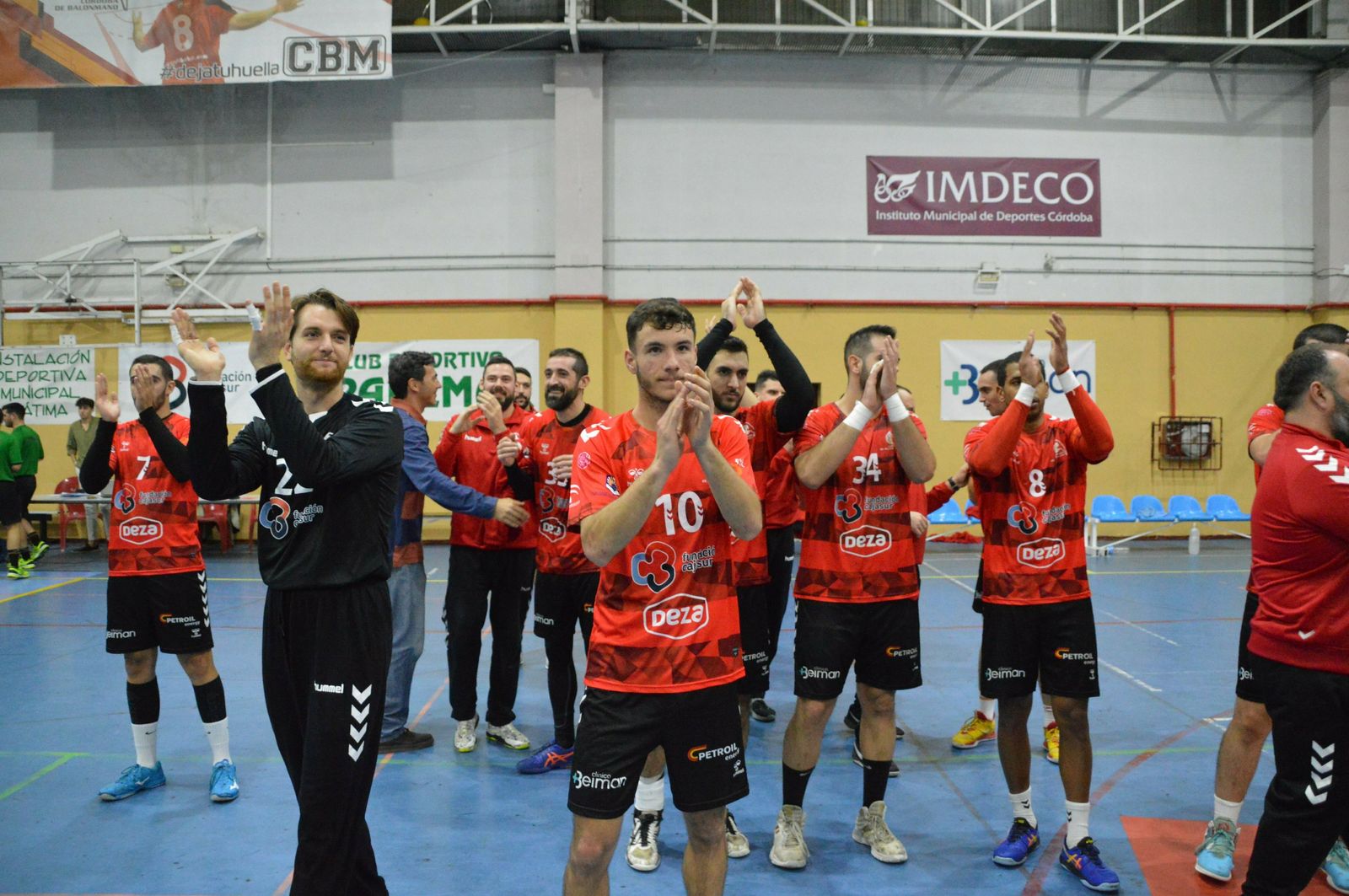 Los jugadores del Cajasur Córdoba BM saludan a su público tras el partido en Fátima.