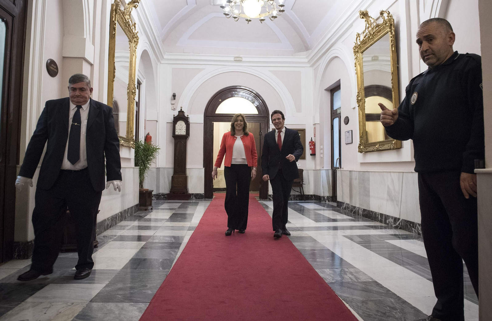 La visita de Susana Díaz al Ayuntamiento de Cádiz, en imágenes