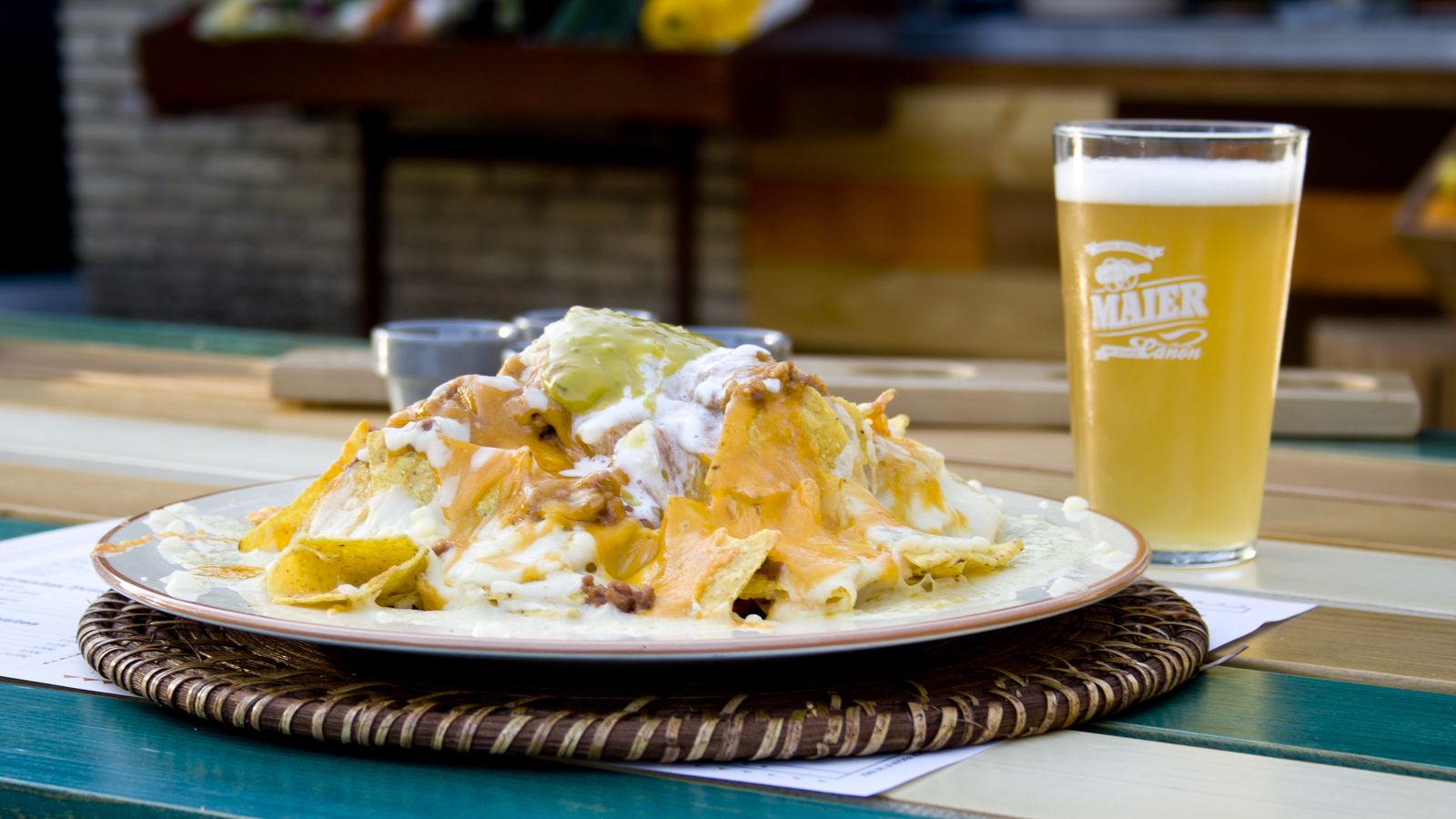 Nachos y cerveza.