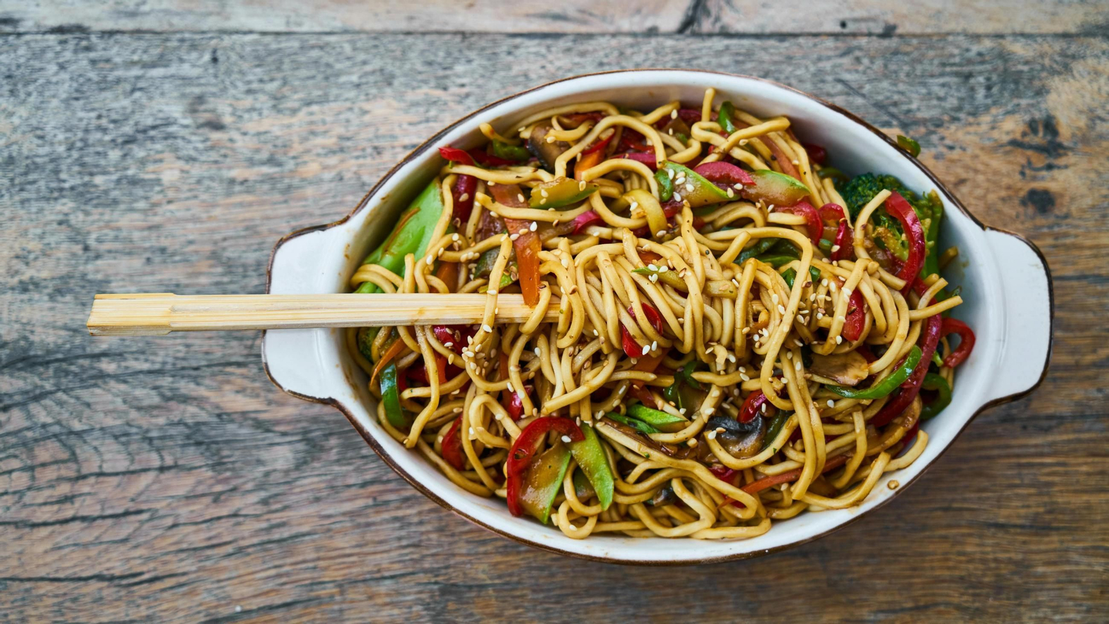 Los tallarines asiáticos son uno de los platos más pedidos durante este 2025 en Jaén.