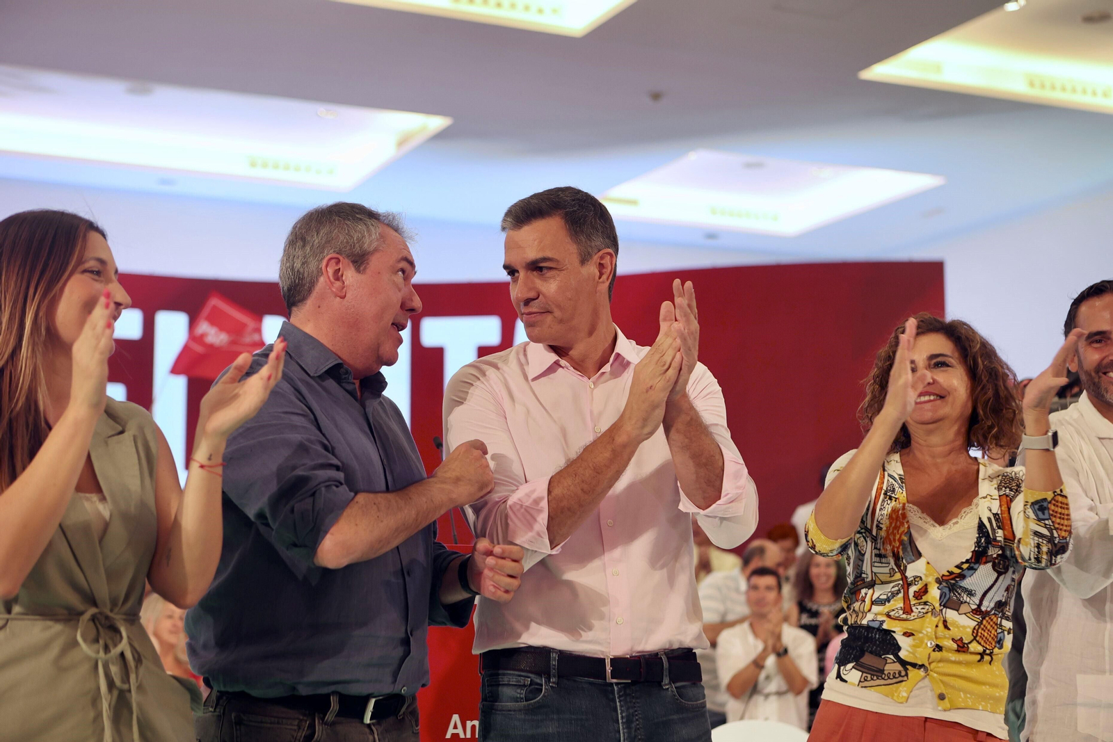 Juan Espadas habla con Pedro Sánchez junto a María Jesús Montero en un acto en Málaga.