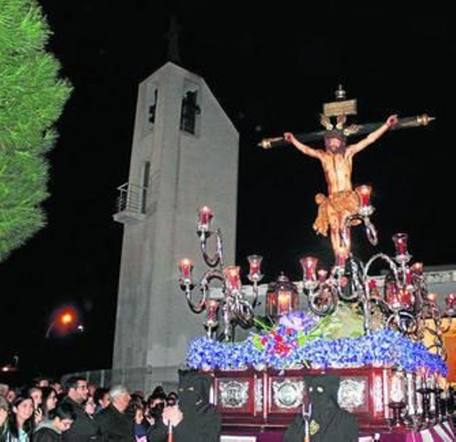 El Cristo del Amor, tras su salida procesional de la parroquia de San Pedro Apóstol.