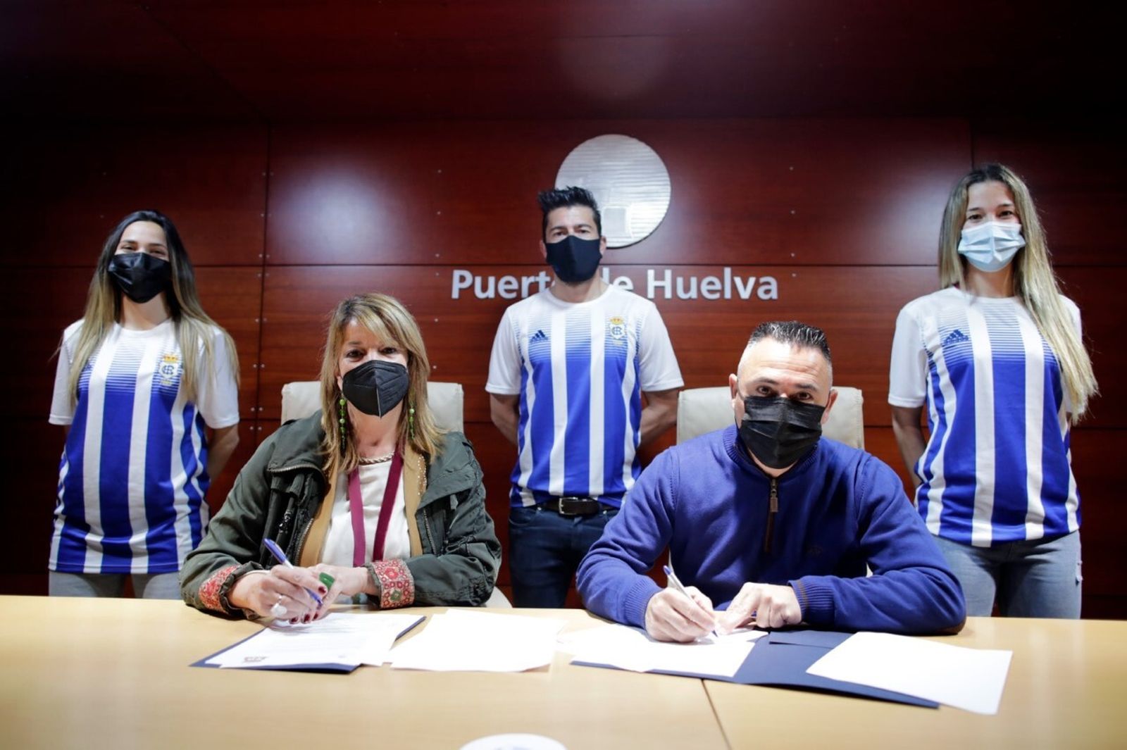 Firma del convenio entre el Puerto de Huelva y el Recreativo de fútbol playa.