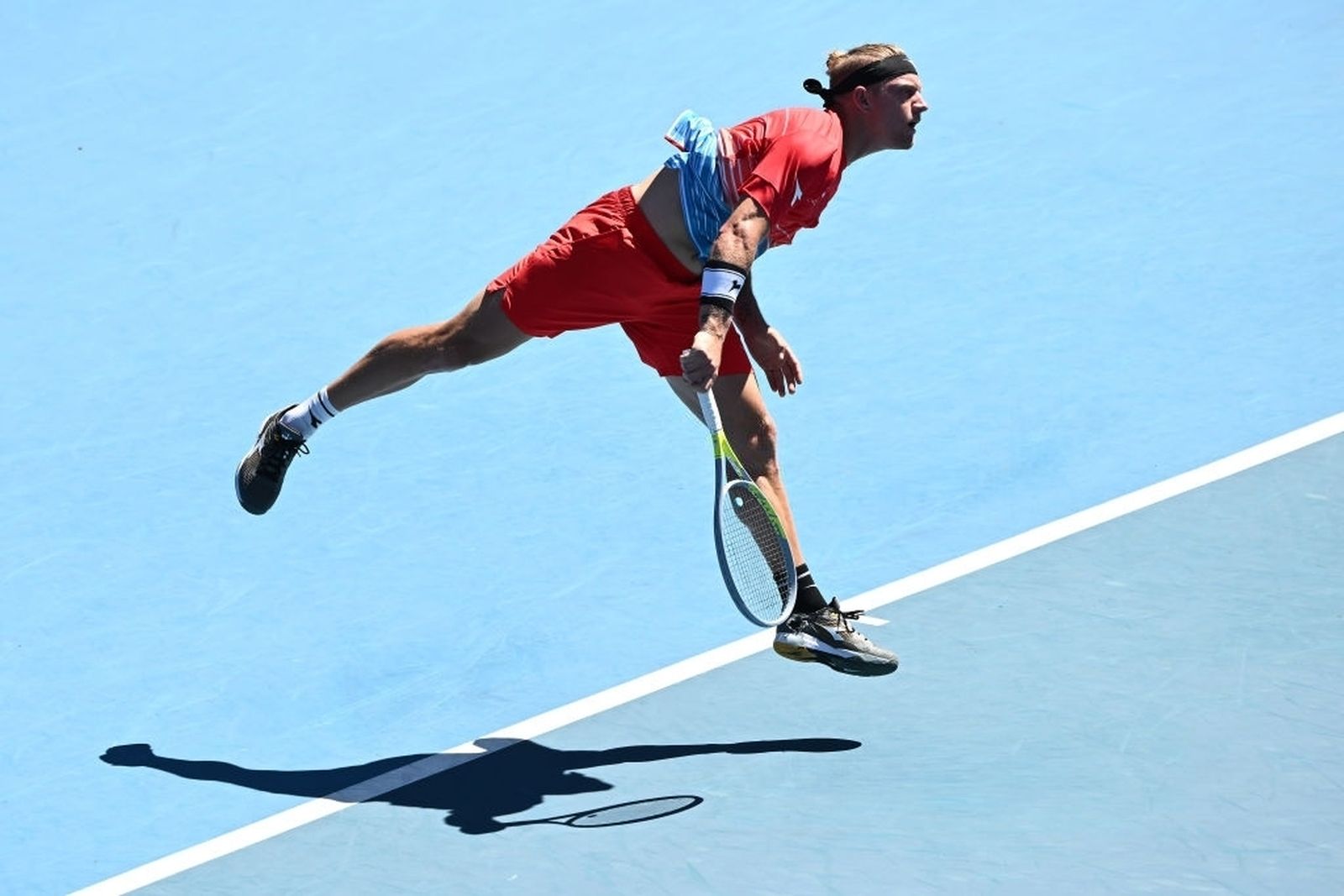 Davidovich saca con potencia.