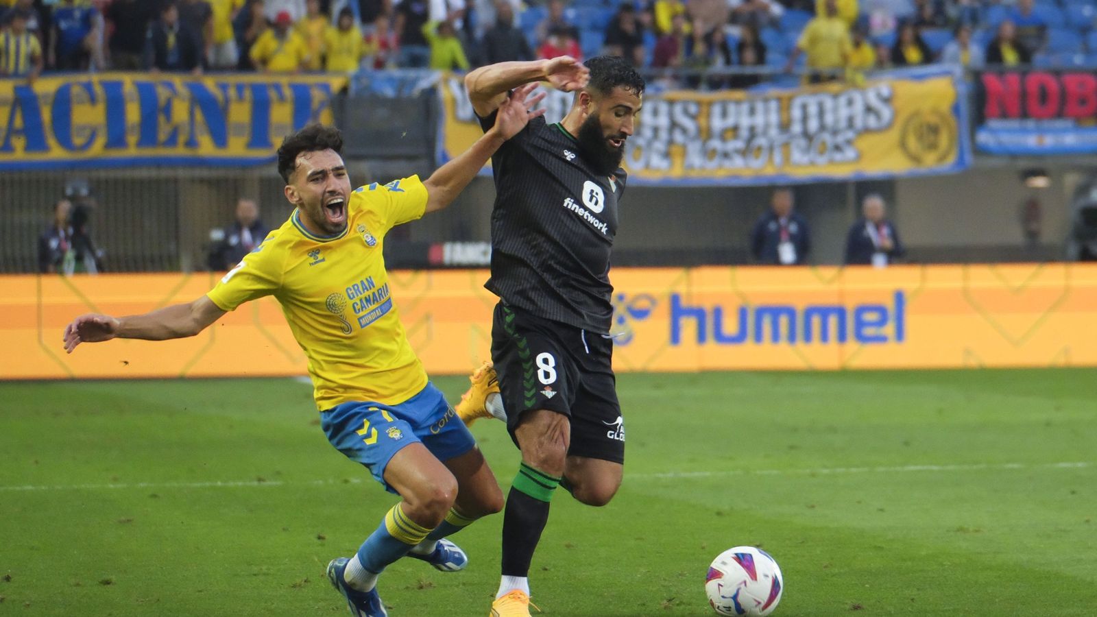 Nabil Fekir, ante el delantero Munir en el estadio Gran Canaria.