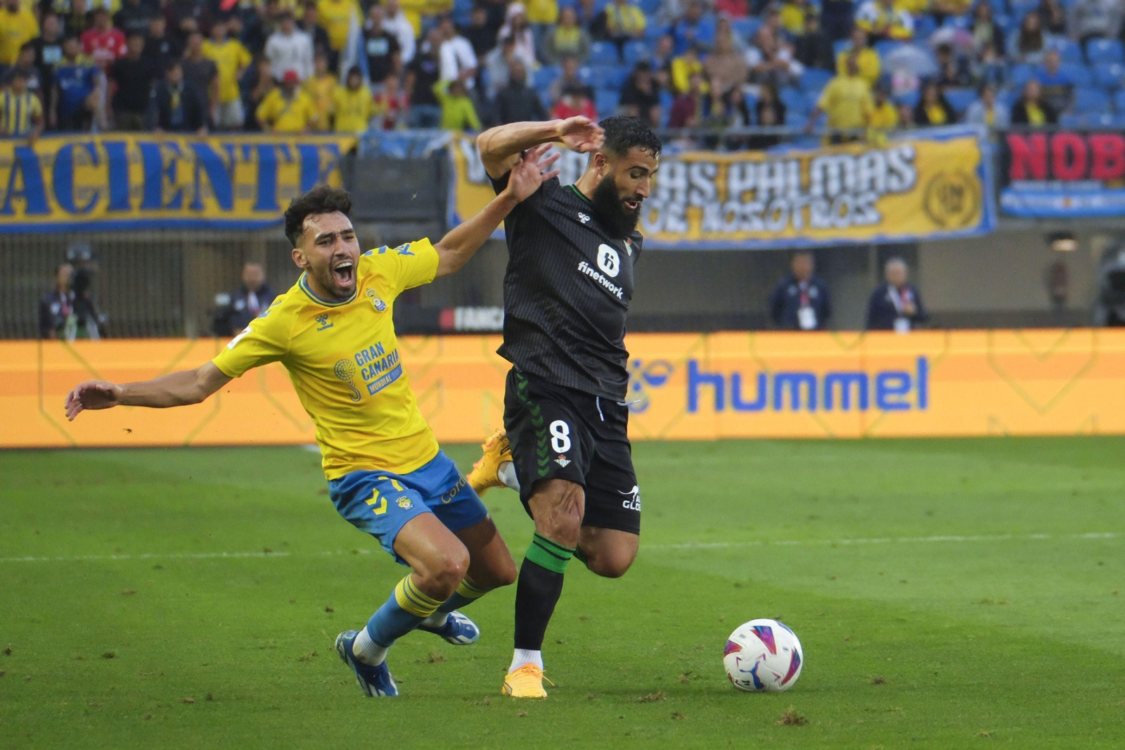 Nabil Fekir, ante el delantero Munir en el estadio Gran Canaria.