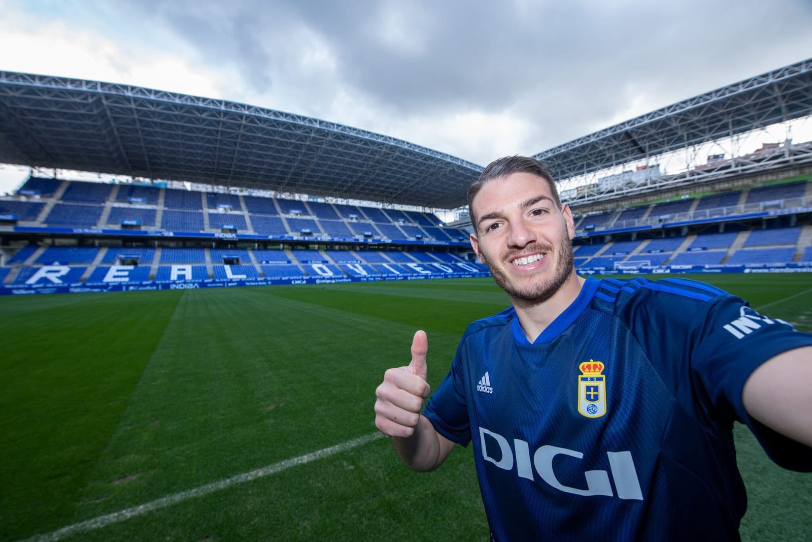 Posado de Manu Vallejo en el Nuevo Tartiere, su casa hasta final de temporada.