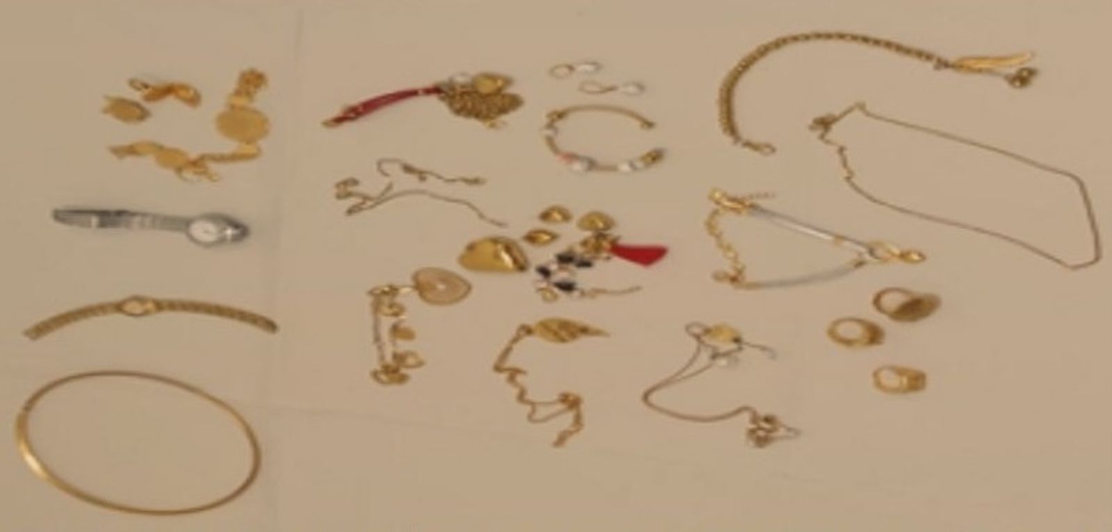 Algunas de las joyas recuperadas por la Guardia Civil.