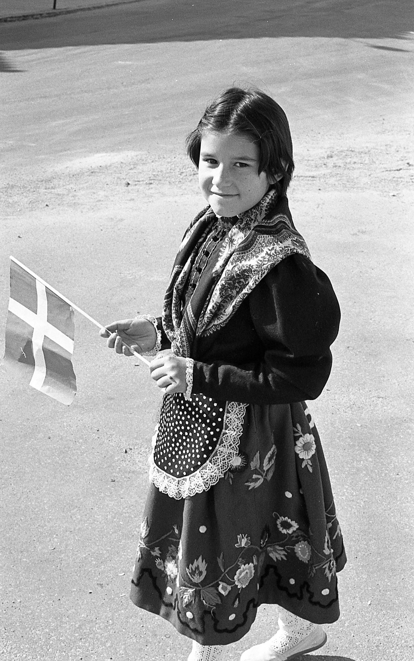 Niña con el traje típico de Huéscar y bandera danesa.