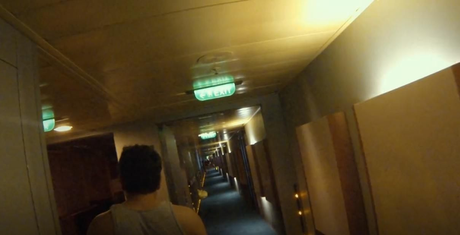 Un pasajero camina por el interior del "crucero de la caca"