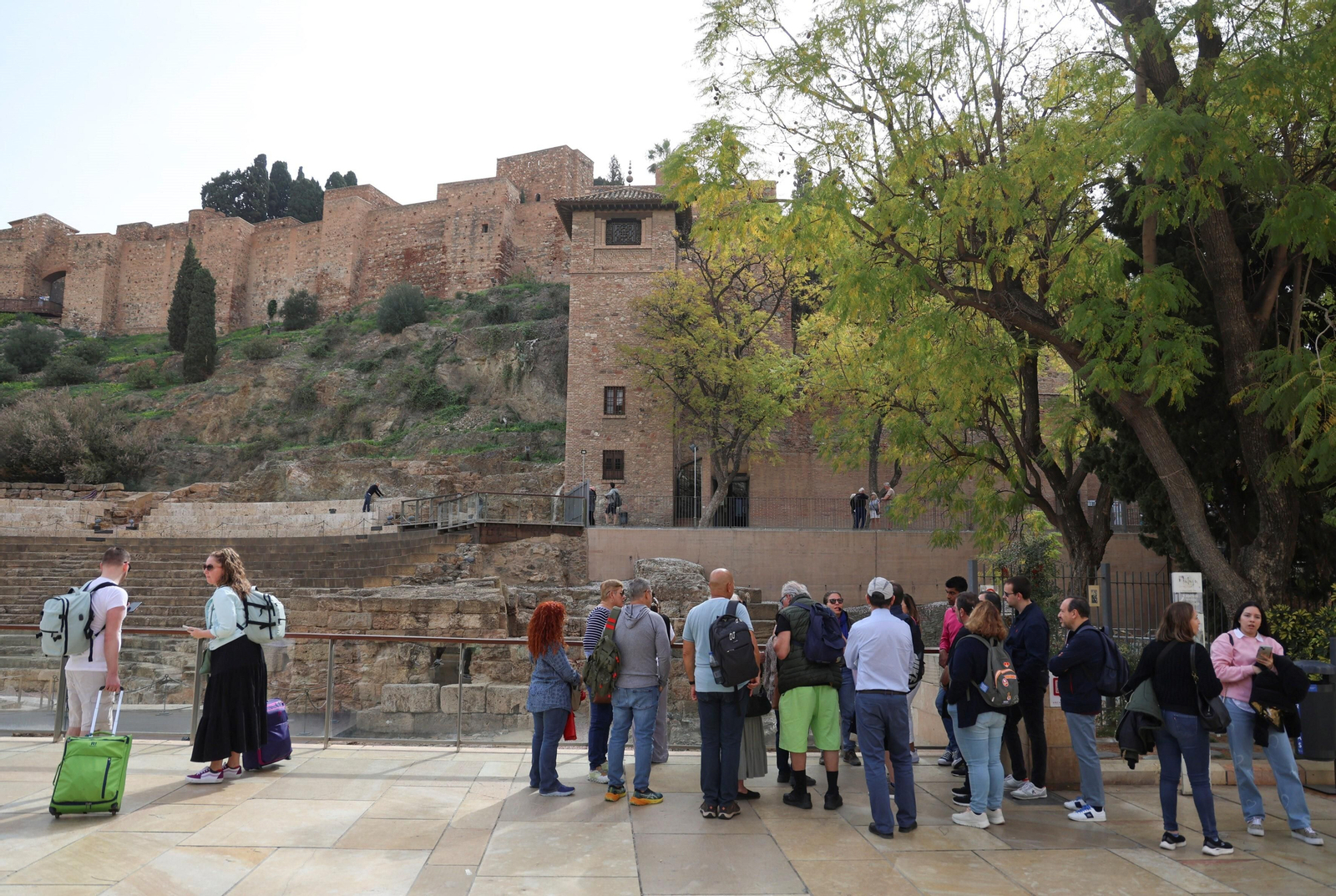 Un grupo de turistas en la Alcazaba de la capital malagueña.