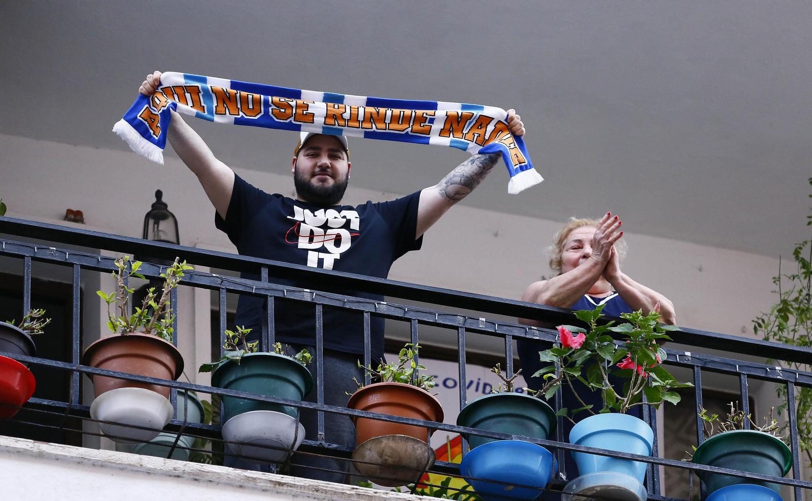 Coronavirus: El primer día de aplausos en Málaga en el que el sol aún no ha caído, en fotos