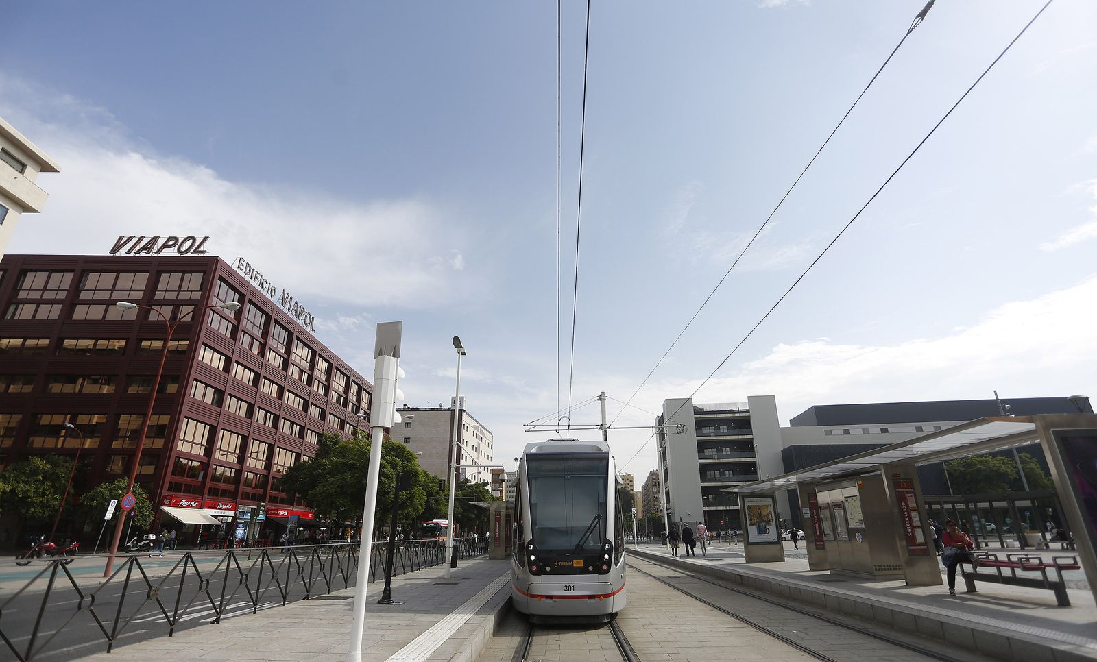 El tranvía de Sevilla en el intercambiador de transportes de San Bernardo.