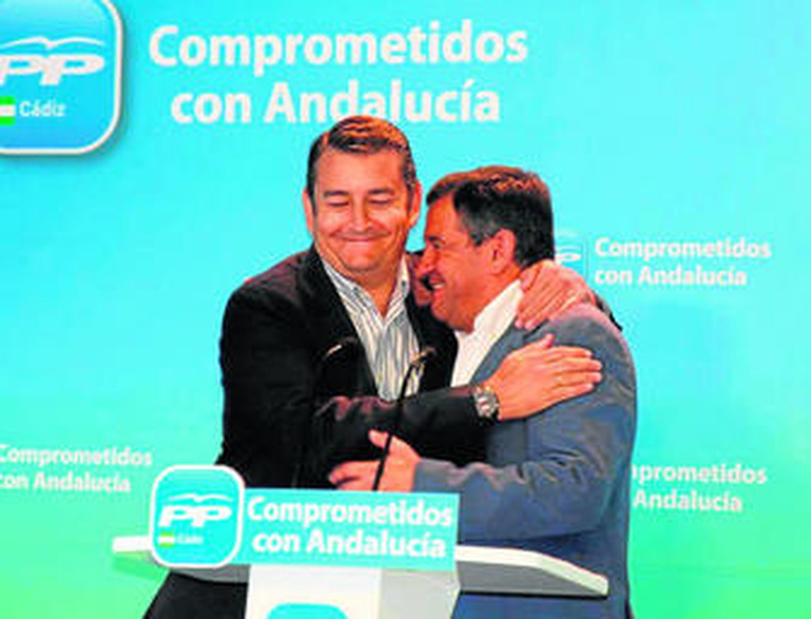 Sanz y Loaiza, fundidos ayer en un abrazo durante la rueda de prensa en la que anunciaron el próximo relevo al frente del PP gaditano.