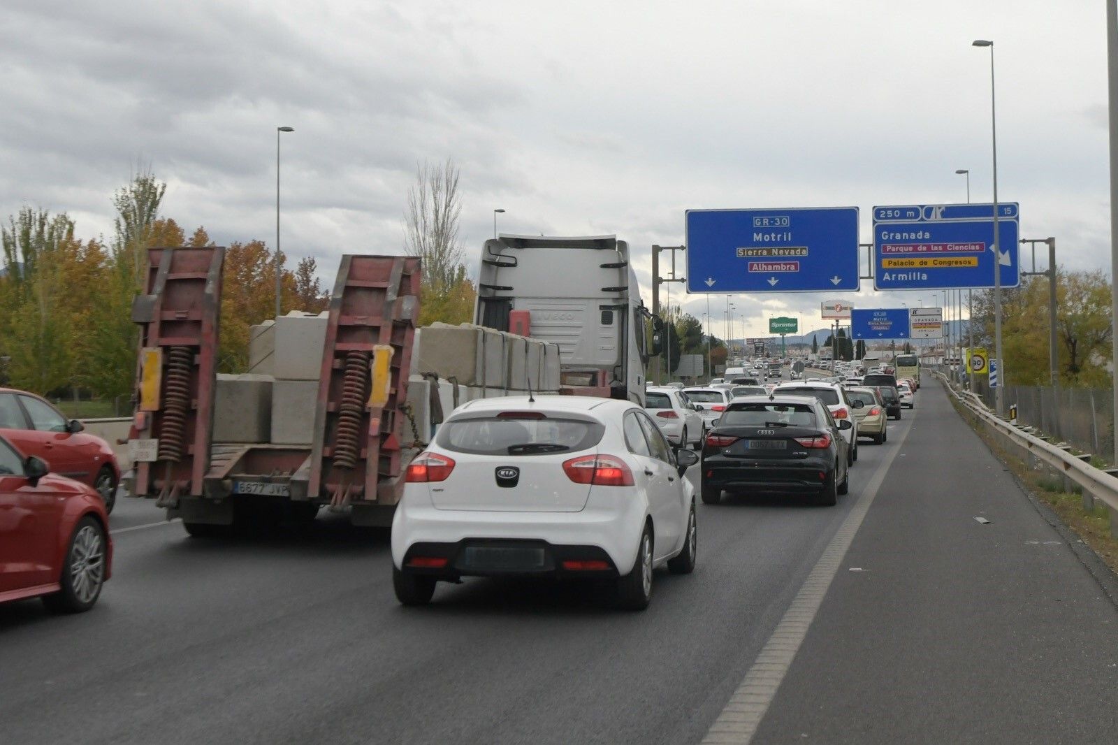 Atascos, cortes y obras en la Circunvalación de Granada para arreglar otro hundimiento al hacer el paso inferior del PTS al Nevada