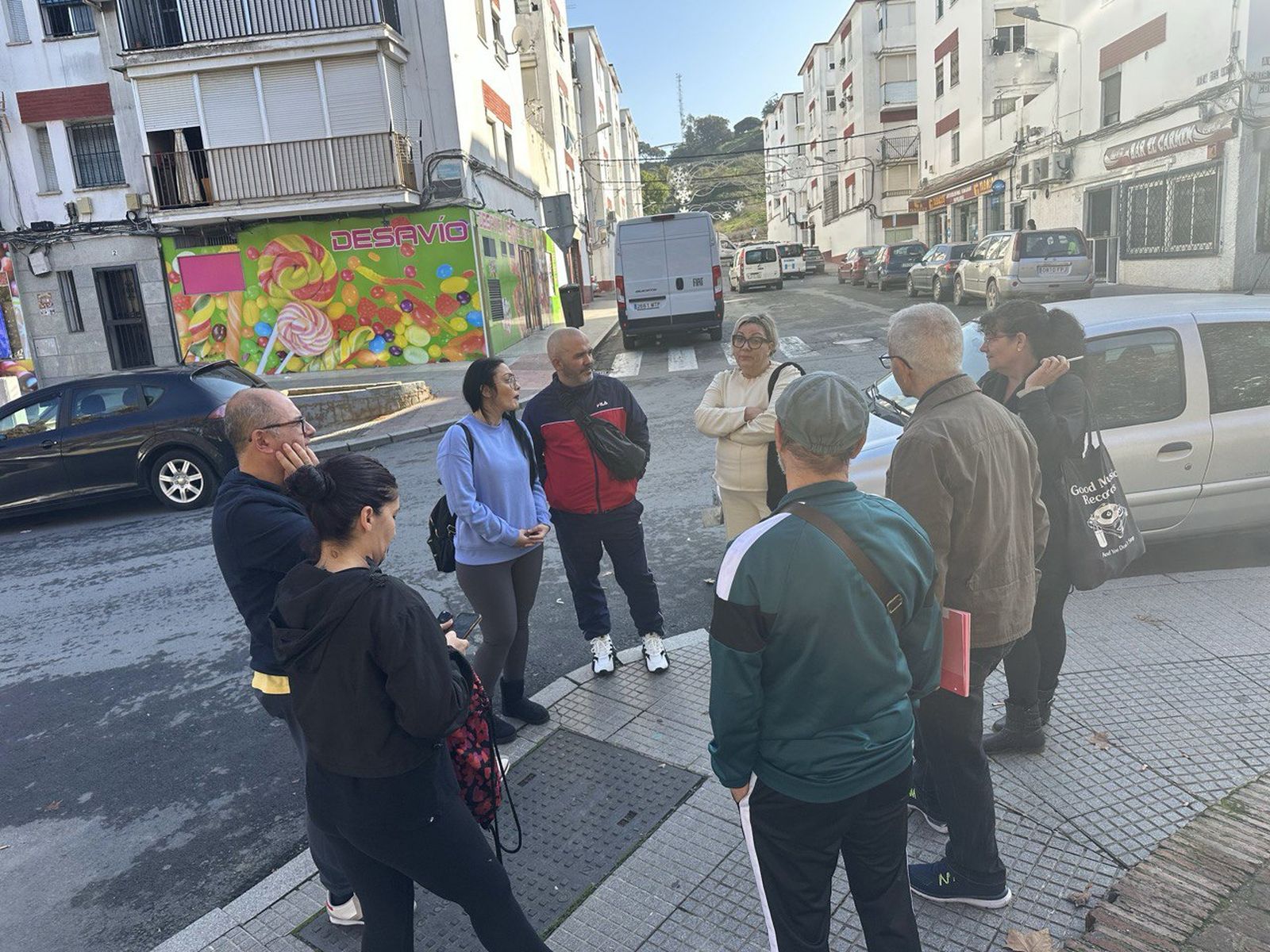 Monica Rossi reunida con vecinos de la barriada de El Carmen por problemas en los ascensores.
