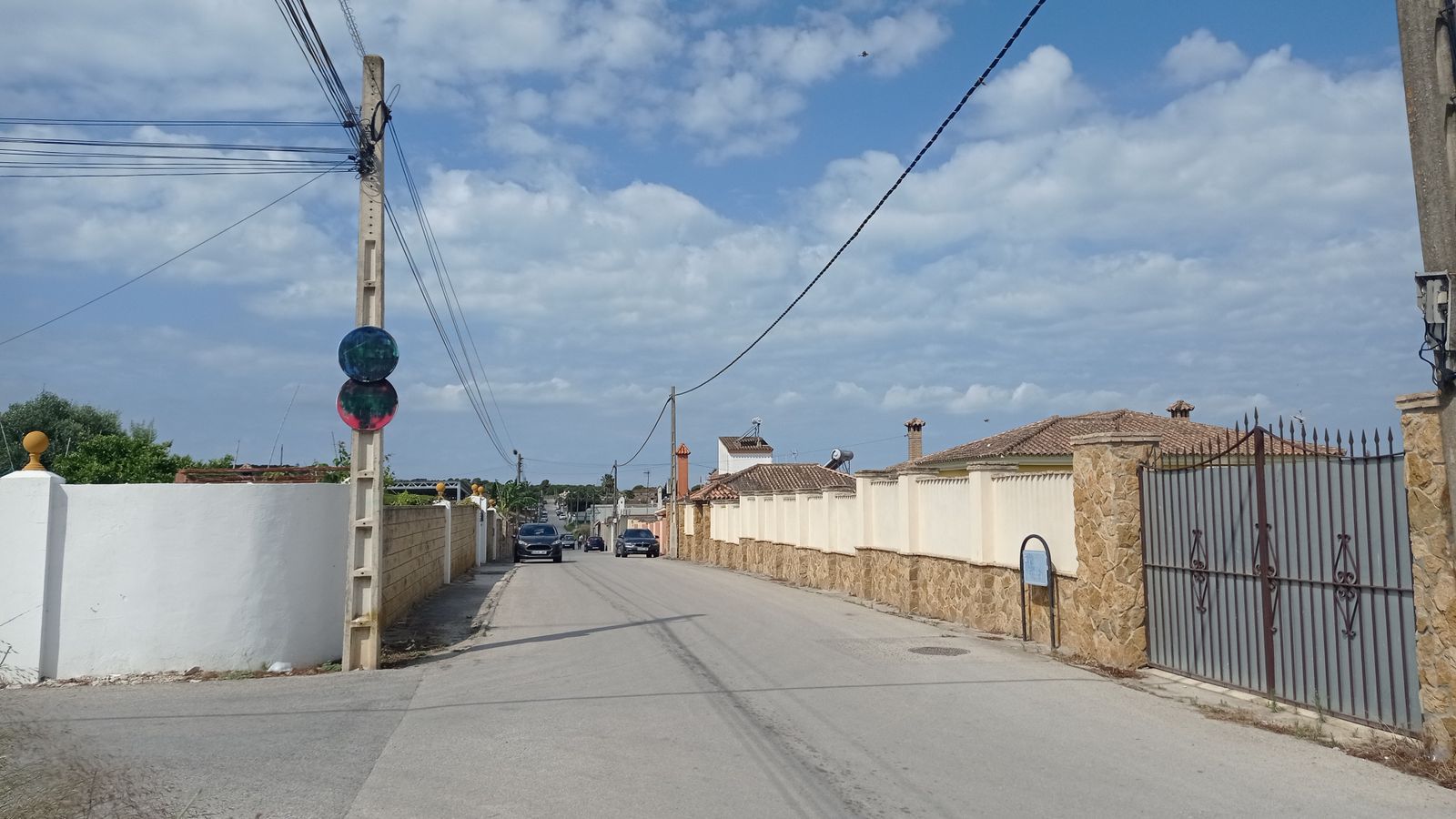 Una imagen de las dos señales de tráfico tapadas con pintura.