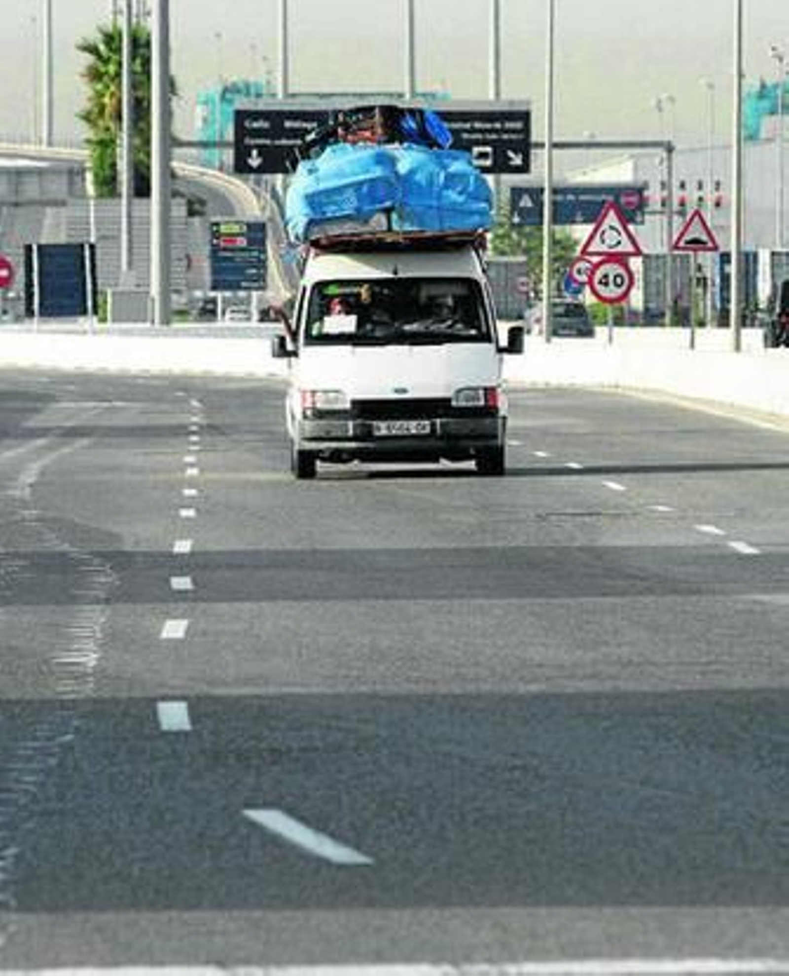 Una furgoneta circula por la carretera interior del puerto en una imagen captada la semana pasada.