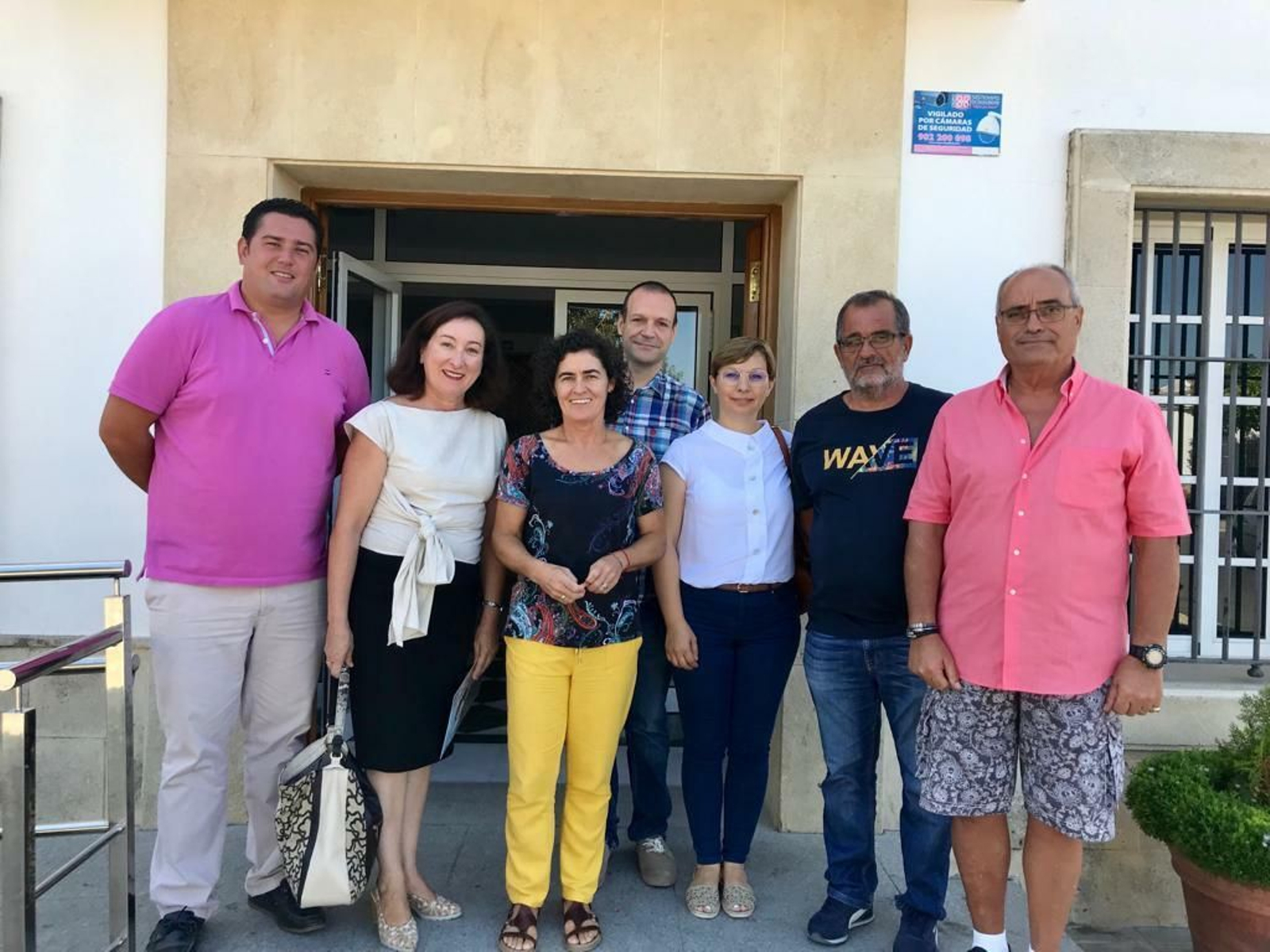 Isabel Gallardo, con Nieves Mendoza y otros representantes del Ayuntamiento pedáneo.