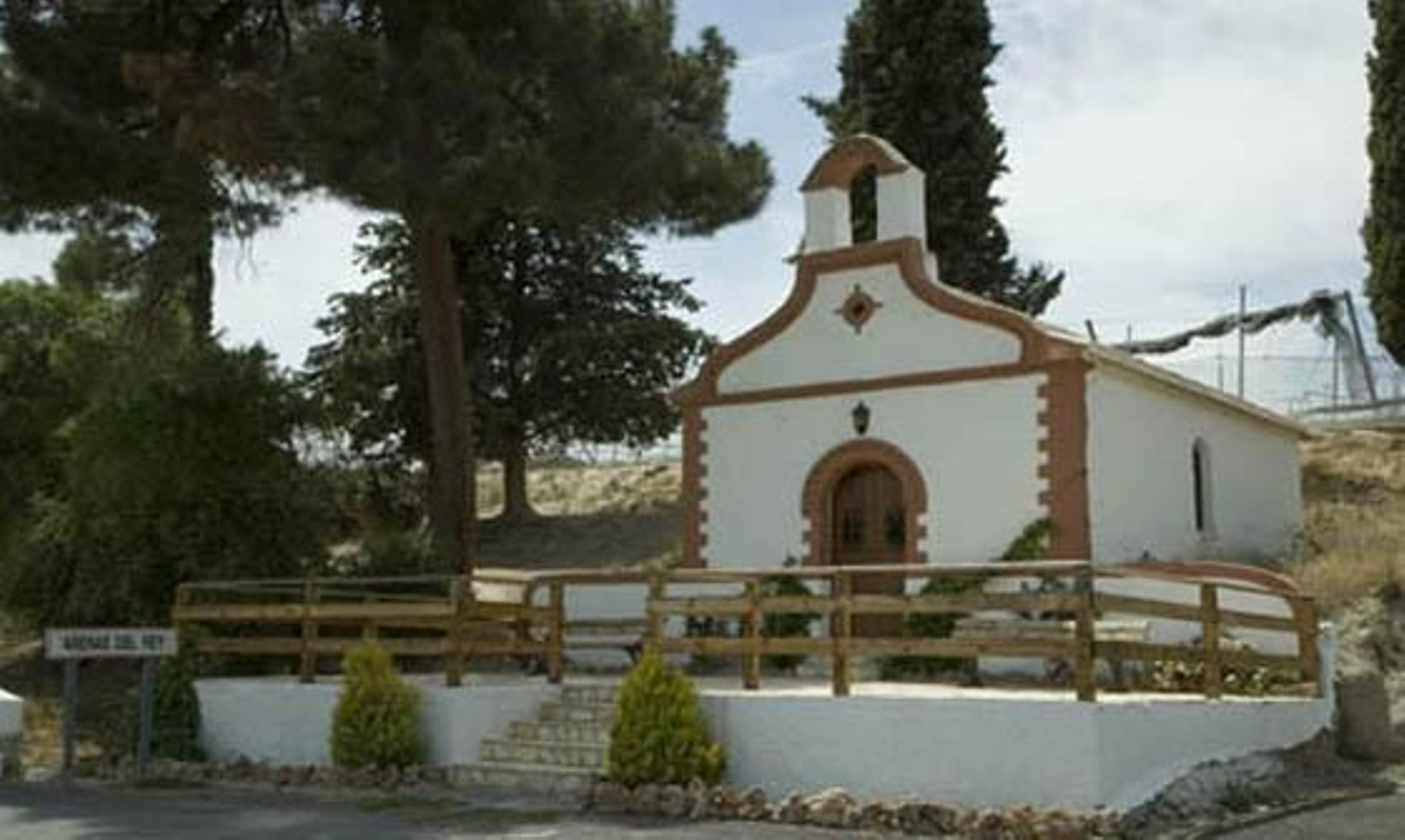 Ayuntamiento de Arenas. Dolmen prehistórico.