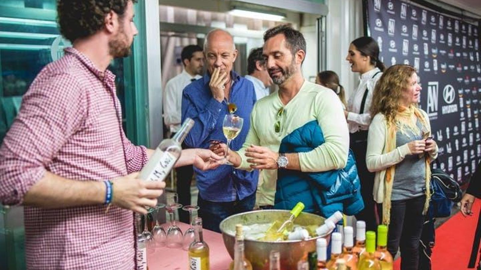 Estos encuentros nacen con el propósito de unir a profesionales tras la jornada laboral en torno a un tema de interés común.