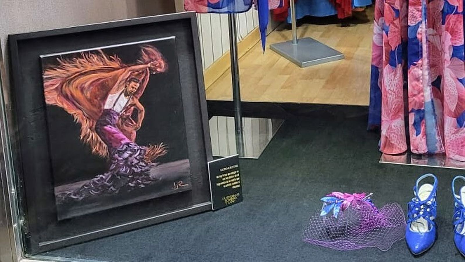 La exposición 'Duende de sombra y luz', en los escaparates del comercio de San Fernando.