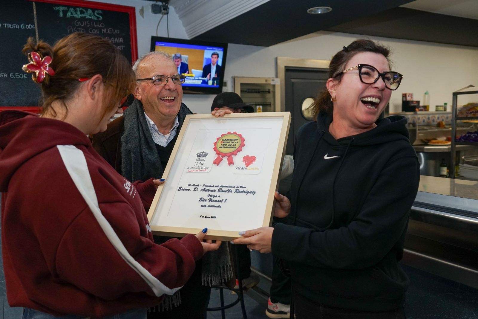 Entrega del premio a una de las ganadoras.