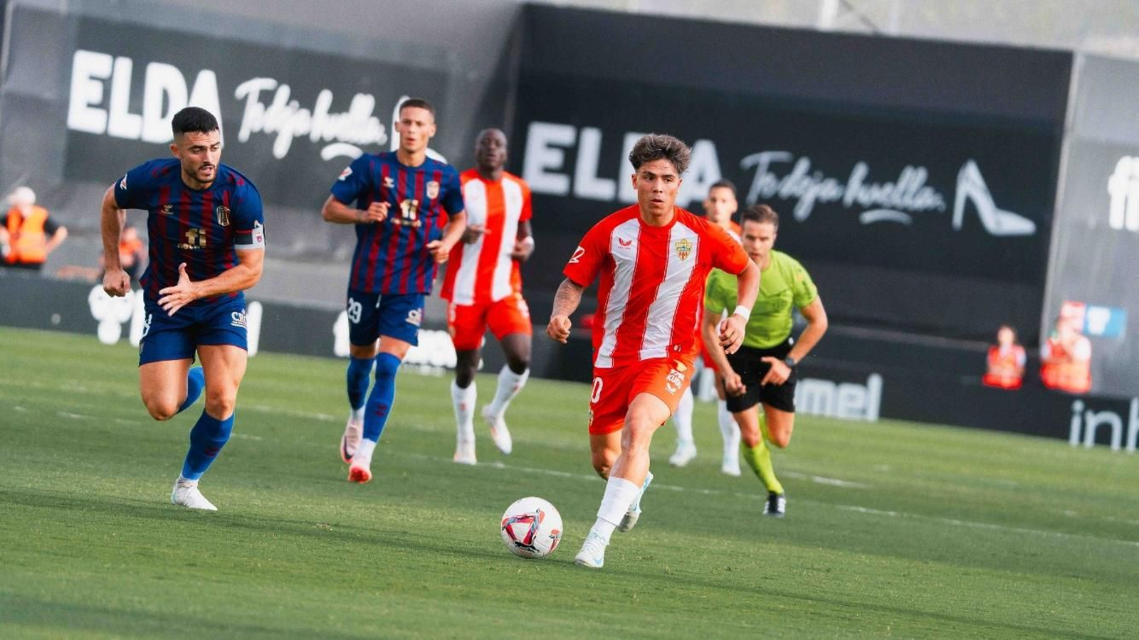 Nico Melamed conduce el esférico en una jugada de ataque de los rojiblancos.