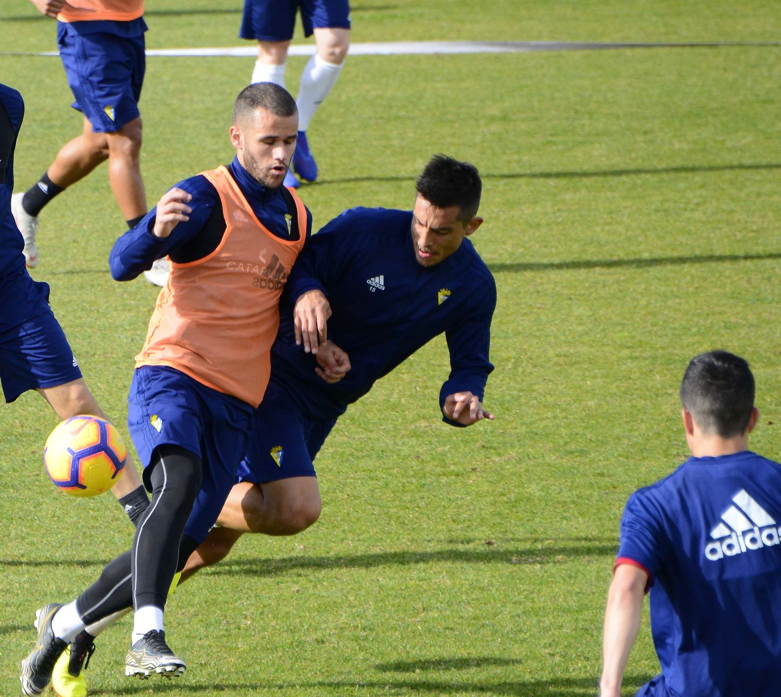 Aketxe protege el balón ante la presión de Marcos Mauro.