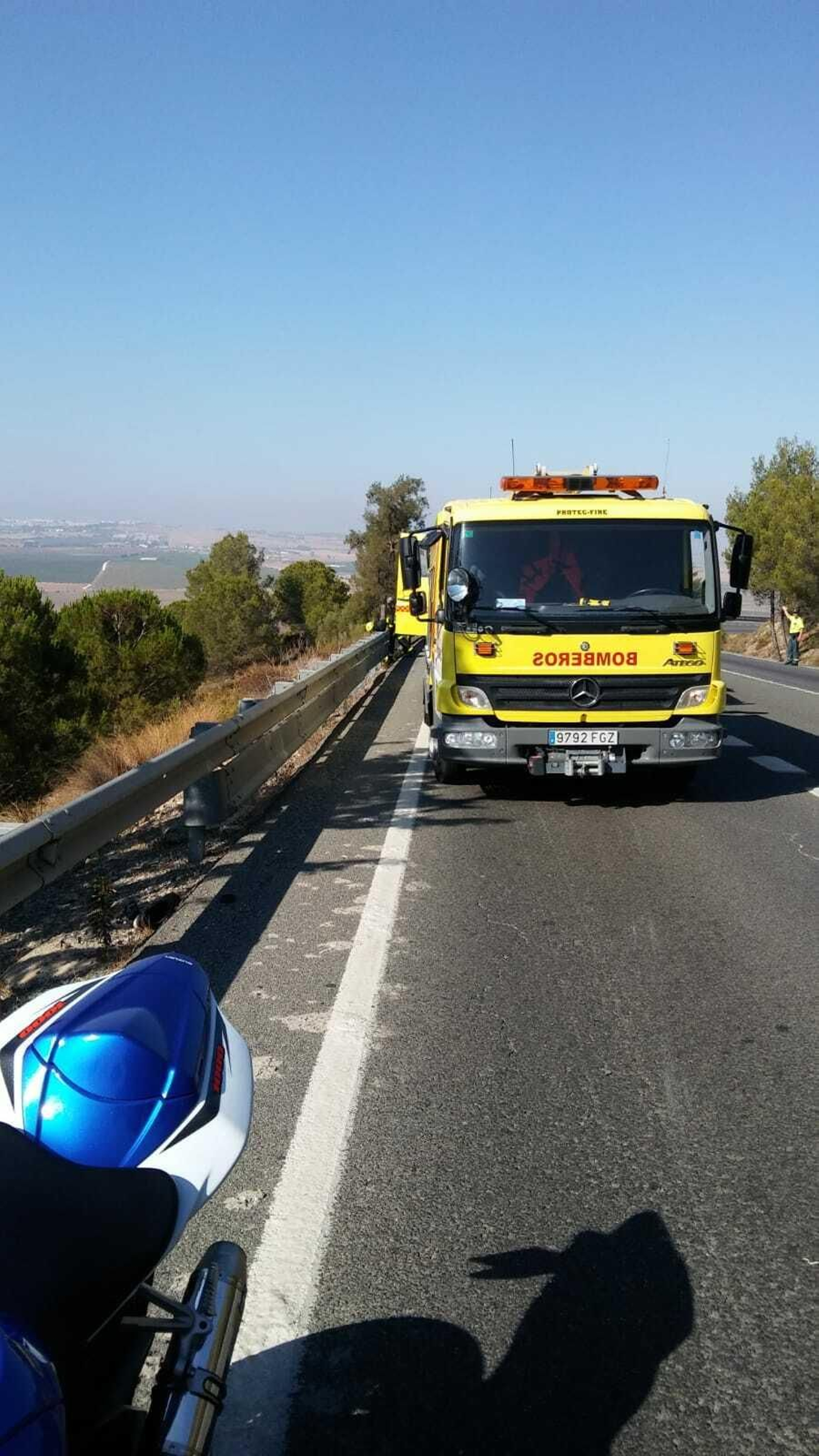 Los bomberos en la zona en la que se produjo el accidente.