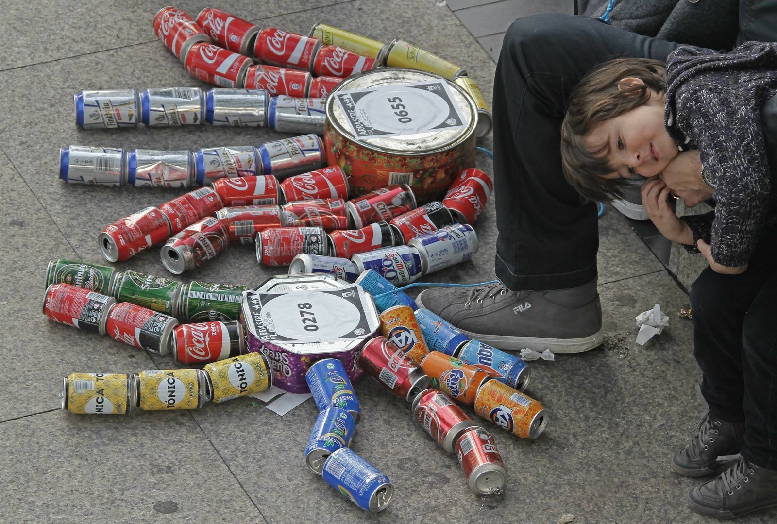 Una escena del arrastre de latas en Algeciras.