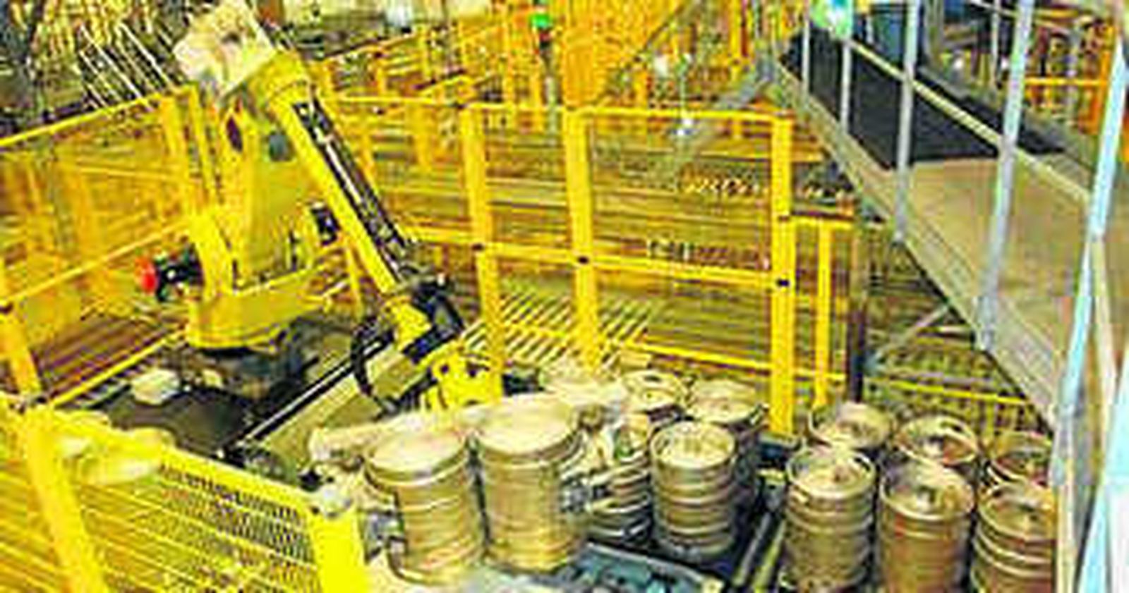 Un técnico revisa los barriles de cerveza Cruzcampo en la fábrica de Heineken en Sevilla.