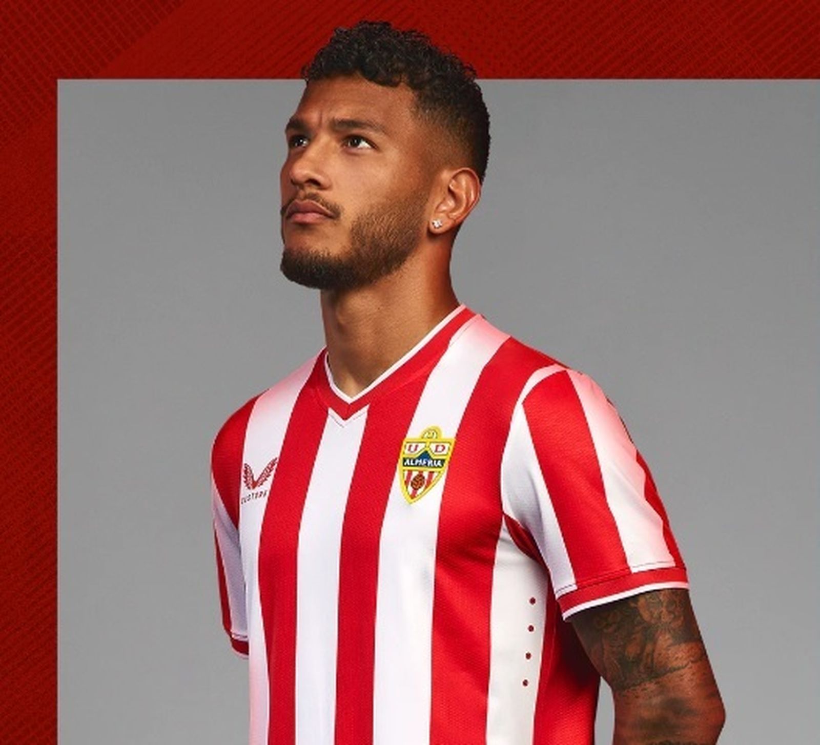 El colombiano Luis Suárez con la nueva indumentaria para el curso 23-24