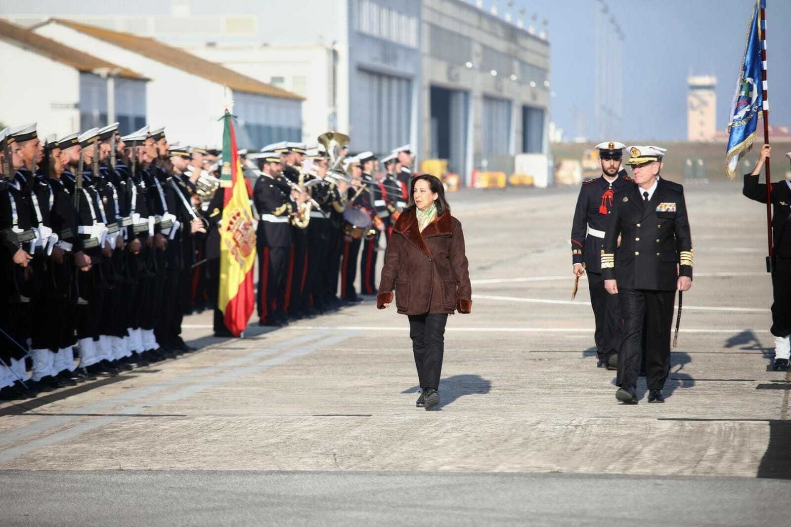 Margarita Robles pasa revista a la tropa en su visita a la Base de Rota.
