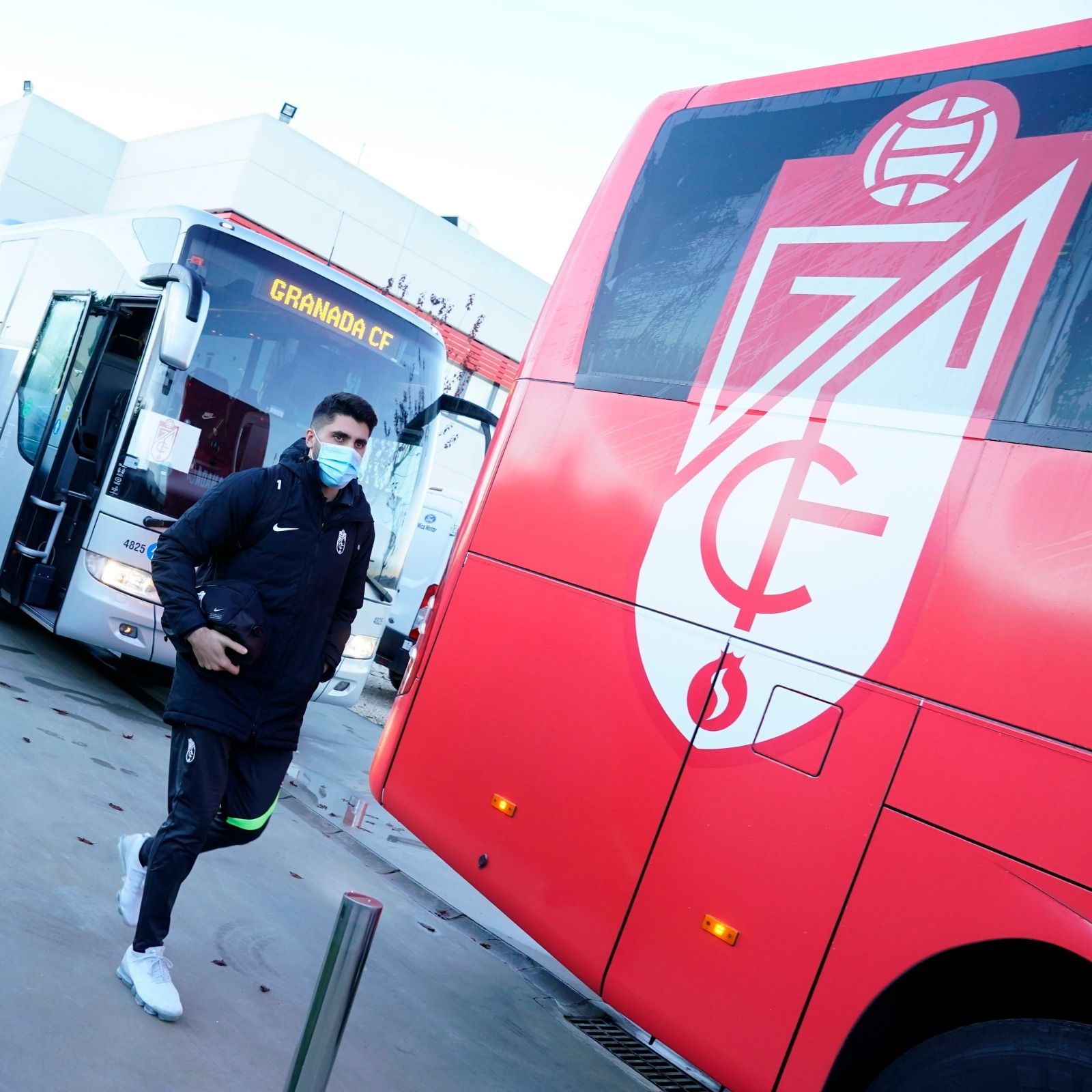 Los jugadores del Granada partieron de la Ciudad Deportiva con dirección al aeropuerto.