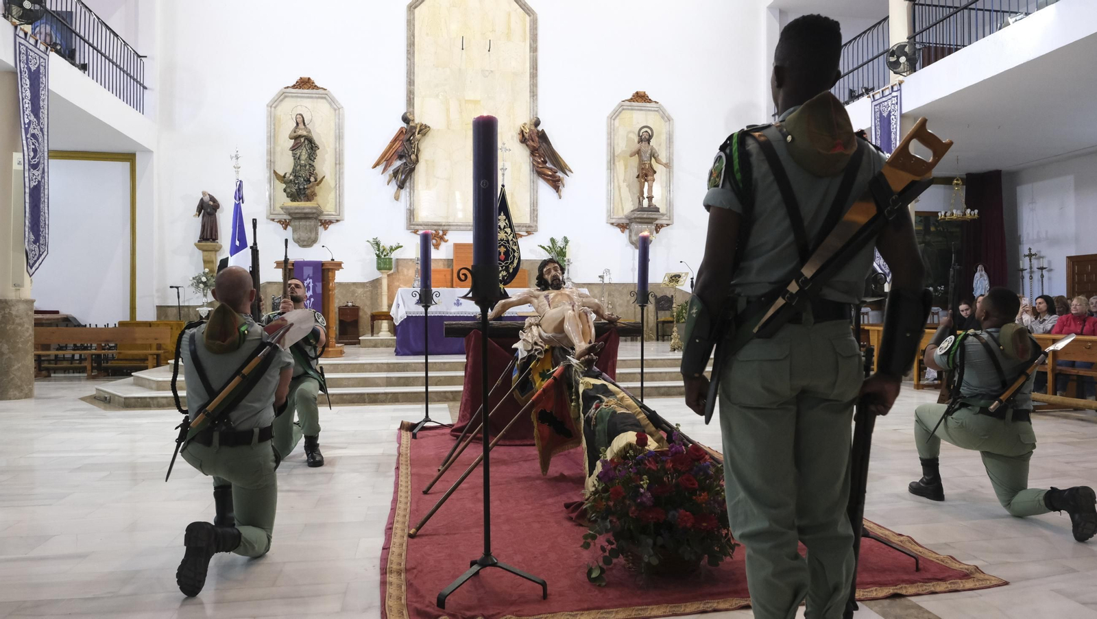 La Legión custodia el Cristo de la Buena Muerte en la Semana Santa de El Parador 2025