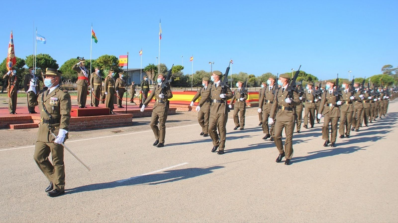 Desfilando ante la autoridad que presidió la jura de bandera.