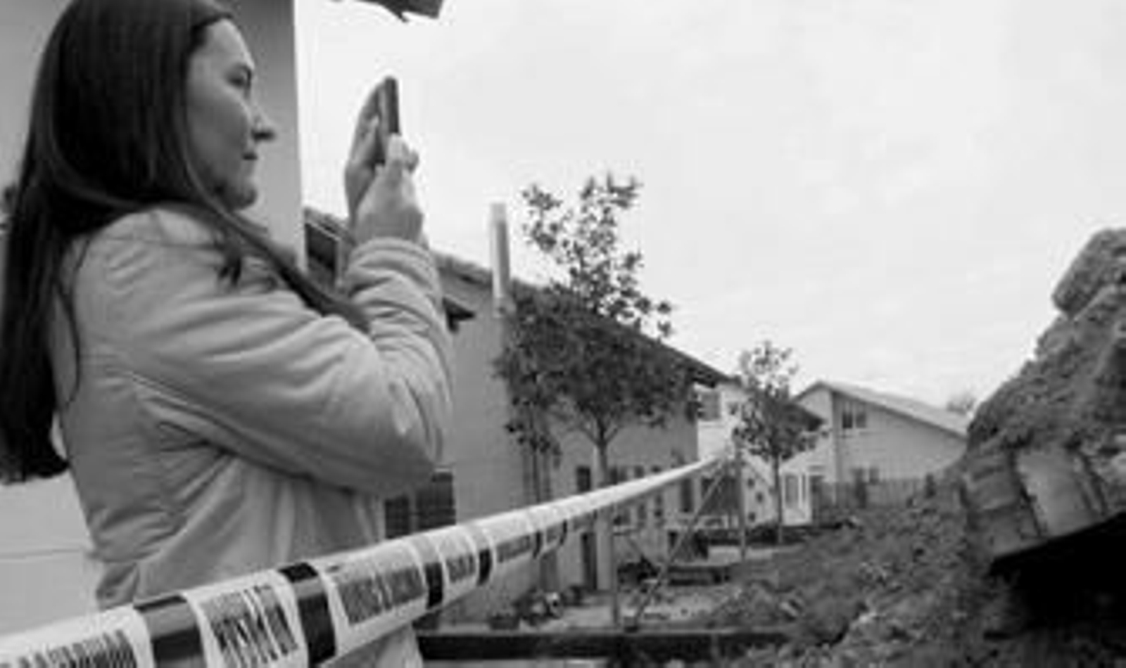 Se desprendieron 25 metros del muro, que en su mayoría se derrumbó sobre el jardín de una de las viviendas y afectó a otras ocho que han sido desalojadas.