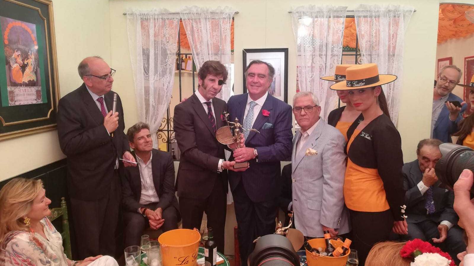 Entrega del Giraldillo al maestro Juan José Padilla por parte de  D. José Ramón Estévez Puerto.