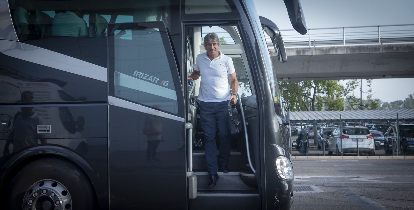 Imágenes del Real Betis en el aeropuerto de Sevilla rumbo a Roma